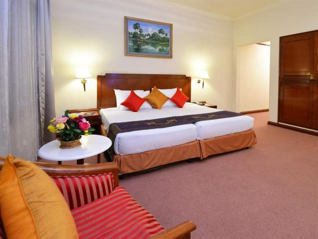 Holiday Villa Hotel City Centre Phnom Penh Exterior photo