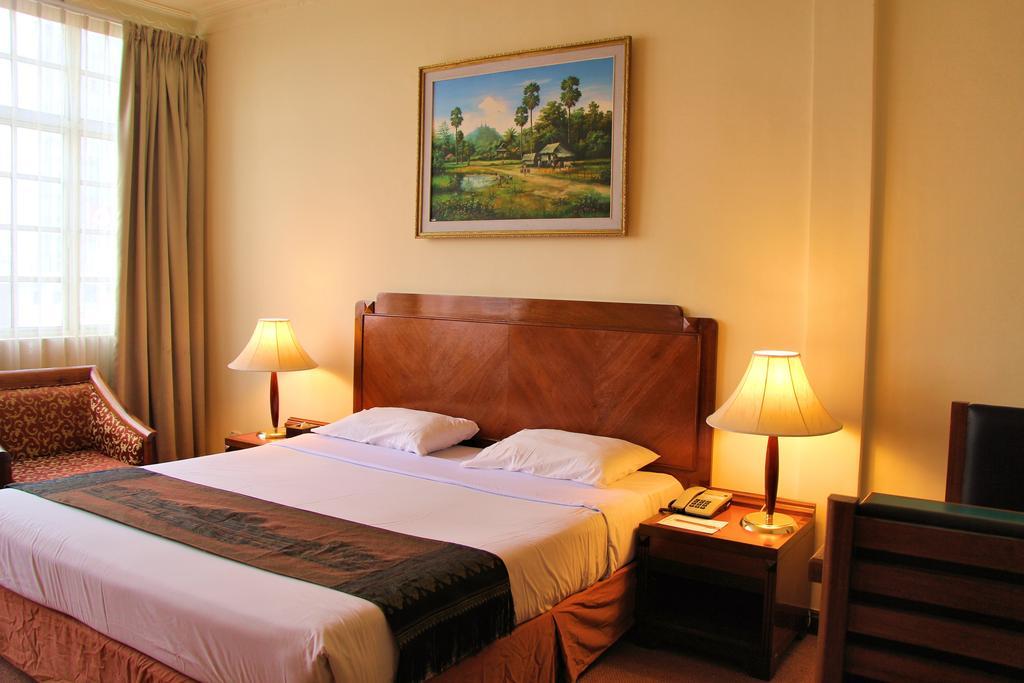 Holiday Villa Hotel City Centre Phnom Penh Exterior photo