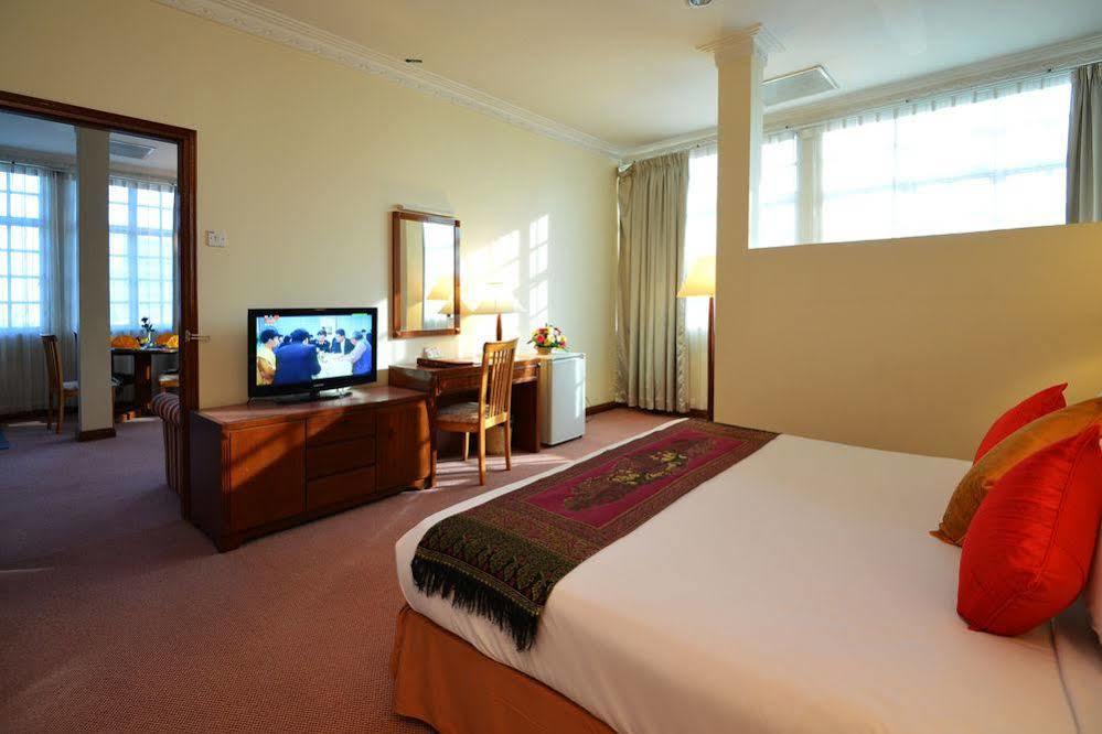 Holiday Villa Hotel City Centre Phnom Penh Exterior photo